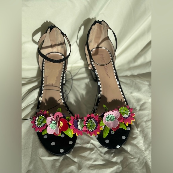 Betsey Johnson Black and Pink Rhinestone Floral Sandals Size 8.5 - Picture 1 of 13